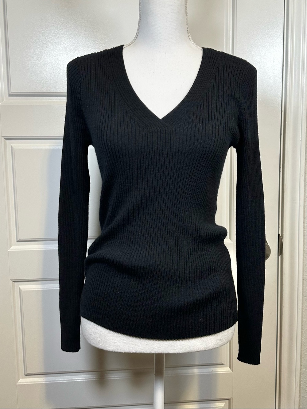 Calvin Klein Women’s Ribbed Extra Fine Merino Wool V-Neck Sweater Size Medium